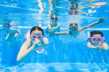 Kinder tauchen im Schwimmbad