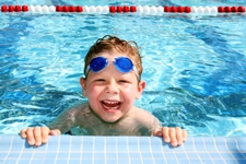 Kind im Wasser mit Schwimmbrille
