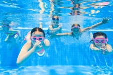 Kinder tauchen im Schwimmbad
