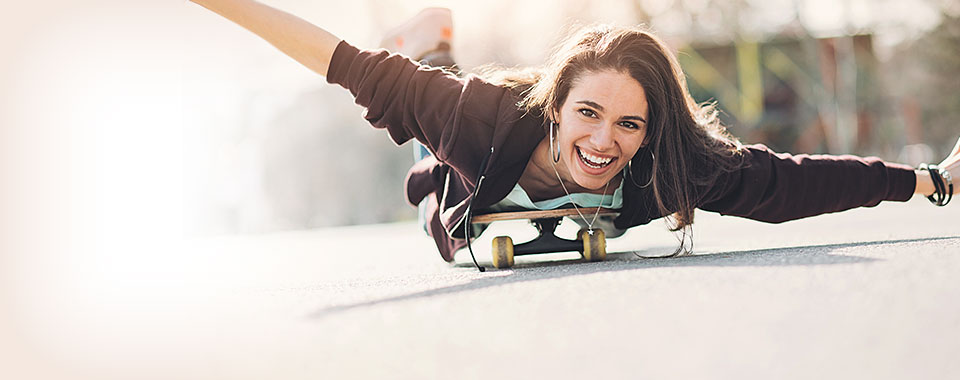 Frau auf Skateboard